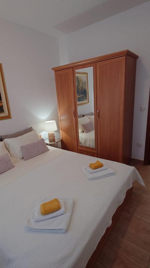 Apartments Lola โรวีน ภายนอก รูปภาพ
