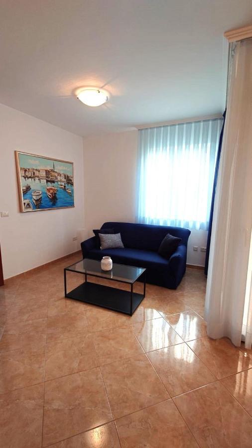 Apartments Lola โรวีน ภายนอก รูปภาพ